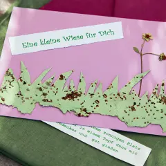 Eine Karte mit selbstgemachtem Samenpapier, das wie Gras aussieht. Darauf steht "Eine kleine Wiese für Dich".