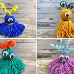 Vier bunte Wollmonster mit Kulleraugen und Pfeifenreiniger-Antennen. Perfekt zum Basteln mit Wolle für Kinder.