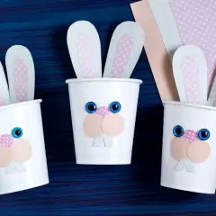 Drei süße Osterhasen-Becher, ideal zum Basteln Ostern Kinder 3 Jahre. Mit großen Kulleraugen und rosa Ohren.