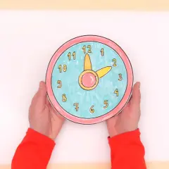 Bunte Basteluhr mit Zahlen von 1 bis 12, perfekt für Kinder, um die Uhrzeit zu lernen.