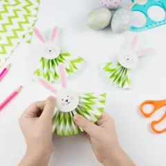 Osterbasteln mit Kindern Grundschule: Kleine Hände basteln süße Papierhasen mit Fächerkörpern. Bunte Ostern kann kommen!
