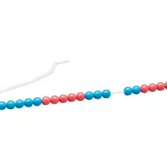 Eine bunte Perlenkette, die zum Zählen und Rechnen dient. Die Anordnung der blauen und roten Perlen macht die rechenkette sinnvoll.