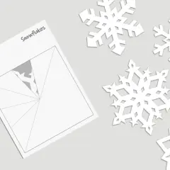 Schneeflocke vorlage einfach zum Ausschneiden. Papier gefaltet, bereit für den Schnitt. Mehrere fertige Schneeflocken liegen daneben.