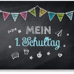 Bunte Wimpelkette über der Tafel mit "Mein 1. Schultag". Kleine Symbole wie Buch, Wecker, Apfel und Herz schmücken den Text. Ein schöner **highlight zur einschulung**.
