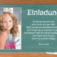 Einladung zur Einschulung: Ein süßes Mädchen lädt dich ein, ihren großen Tag zu feiern.