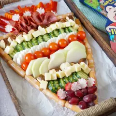 Ein kreatives Buffet für die Einschulung: Würstchen, Käse, Gemüse und Obst in einem tollen Muster arrangiert. Perfekt für eine Gartenparty!