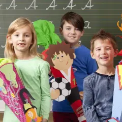 Drei Kinder mit Schultüten vor einer Tafel. Die Schultüten sind bunt und thematisch gestaltet, passend zu den herbstlichen angebote kita.