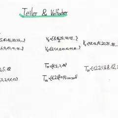 Auf dem Bild sind Beispiele für Teiler und Vielfache von Zahlen aufgeführt. Es zeigt Mengen von Vielfachen (V) und Teilermengen (T).