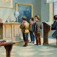 Lehrer unterrichtet Kinder in einem Klassenzimmer. Die Szene erinnert an eine Schule im Mittelalter, mit hölzernen Pulten und einer Tafel.