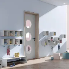 Ein heller, freundlicher Kita-Flur mit vielen offenen Regalen und Garderobenhaken. Der Eingangsbereich ist praktisch und einladend gestaltet.