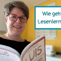 Frau mit Brille hält ein Buch und lächelt. Daneben steht die Frage: "Wie geht Lesen lernen?".