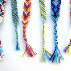 Bunte Freundschaftsbänder, die man leicht selber machen kann. Verschiedene Muster und Farben, perfekt zum Verschenken.