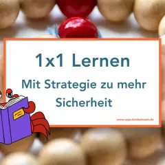 Ein kleiner Krebs übt mit einem Buch das 1x1. So wird das Einmaleins Training zum Erfolg.