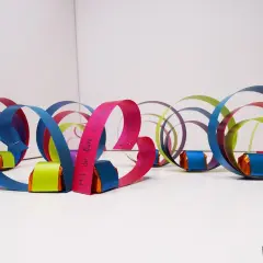 Buntes Bastelprojekt: Ein liebevolles Muttertagsgeschenk basteln mit Papierrollen und Schokolade.