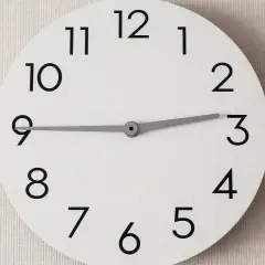 Ein schlichtes Zifferblatt zeigt dreiviertel 12. Wo sagt man das? In vielen Regionen Deutschlands, um 11:45 Uhr zu beschreiben.