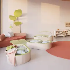 Gemütliche Raumgestaltung Kita mit Sitzlandschaft, Liegekojen und Spielzeugregalen.