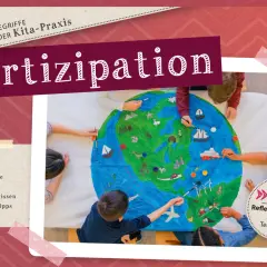 Kinder gestalten gemeinsam eine Weltkugel. Das Bild thematisiert Partizipation im Kindergarten und zeigt, wie Kinder aktiv lernen.
