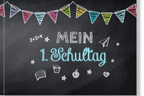 Bunte Wimpelkette über der Tafel mit "Mein 1. Schultag". Kleine Symbole wie Buch, Wecker, Apfel und Herz schmücken den Text. Ein schöner **highlight zur einschulung**.