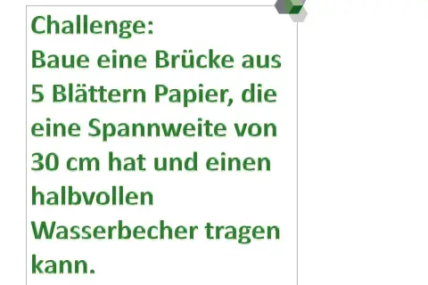 Eine Mathe-Aufgabe: Baue eine 30 cm lange Papierbrücke aus 5 Blättern, die einen halbvollen Wasserbecher trägt.