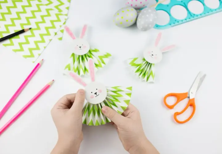 Osterbasteln mit Kindern Grundschule: Kleine Hände basteln süße Papierhasen mit Fächerkörpern. Bunte Ostern kann kommen!
