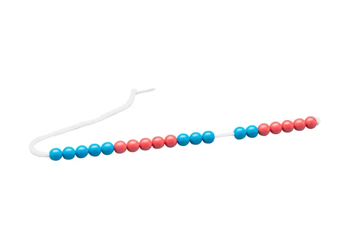 Eine bunte Perlenkette, die zum Zählen und Rechnen dient. Die Anordnung der blauen und roten Perlen macht die rechenkette sinnvoll.