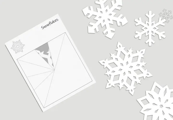 Schneeflocke vorlage einfach zum Ausschneiden. Papier gefaltet, bereit für den Schnitt. Mehrere fertige Schneeflocken liegen daneben.