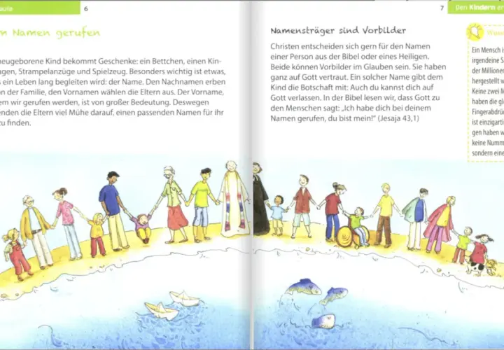 Familien halten Händchen am Strand, ein Hinweis auf die Taufe und die Bedeutung von Namen für die Grundschule.