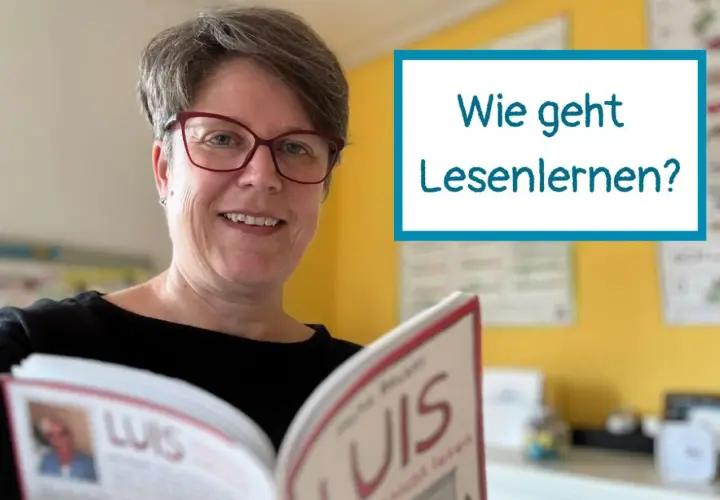 Frau mit Brille hält ein Buch und lächelt. Daneben steht die Frage: "Wie geht Lesen lernen?".