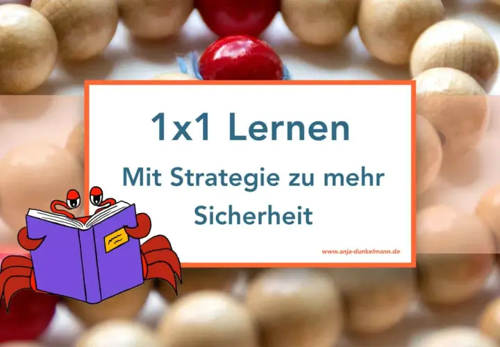 Ein kleiner Krebs übt mit einem Buch das 1x1. So wird das Einmaleins Training zum Erfolg.