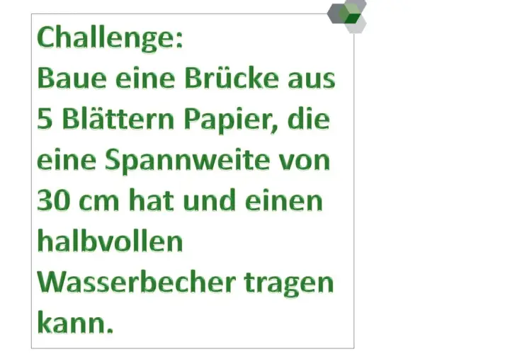 Eine Mathe-Aufgabe: Baue eine 30 cm lange Papierbrücke aus 5 Blättern, die einen halbvollen Wasserbecher trägt.
