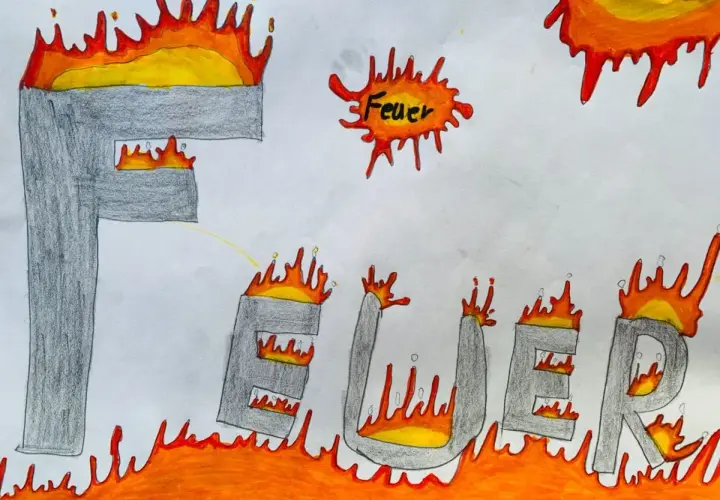 Zeichnung von Kindern zum Thema **Feuer** in der **Grundschule**. Die Buchstaben des Wortes "Feuer" sind grau und brennen lichterloh.