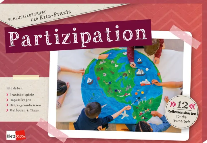Kinder gestalten gemeinsam eine Weltkugel. Das Bild thematisiert Partizipation im Kindergarten und zeigt, wie Kinder aktiv lernen.