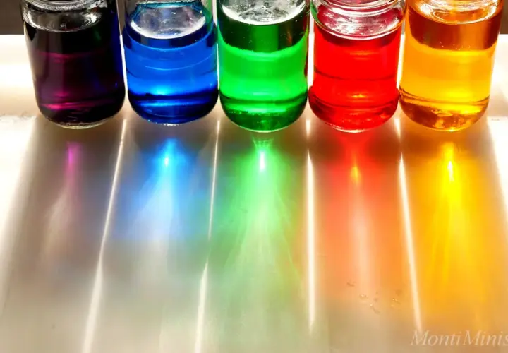 Fünf Gläser mit bunten Flüssigkeiten: lila, blau, grün, rot und gelb. Kinder lieben es, mit diesen Farben zu experimentieren und neue Farbtöne zu kreieren.