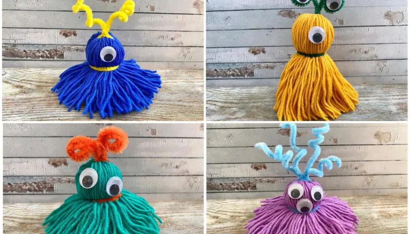 Vier bunte Wollmonster mit Kulleraugen und Pfeifenreiniger-Antennen. Perfekt zum Basteln mit Wolle für Kinder.