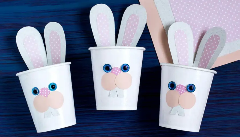 Drei süße Osterhasen-Becher, ideal zum Basteln Ostern Kinder 3 Jahre. Mit großen Kulleraugen und rosa Ohren.