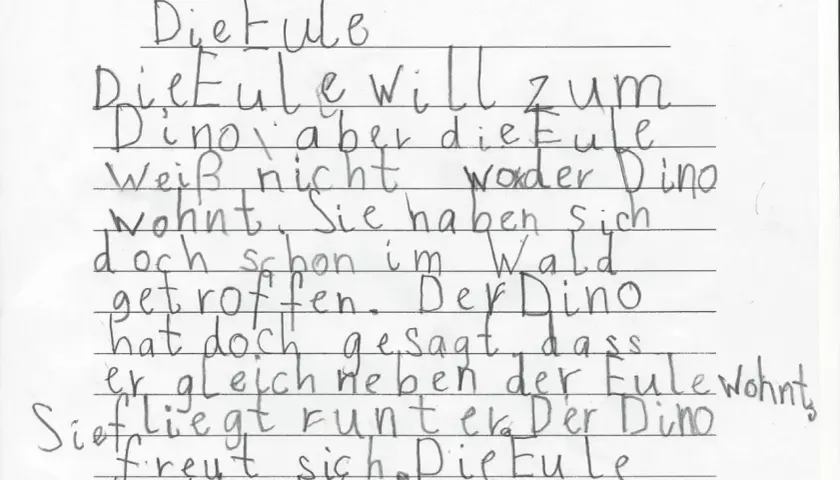 Die Eule will zum Dino, aber sie weiß nicht, wo er wohnt. Sie haben sich im Wald getroffen. Der Dino hat gesagt, dass er neben der Eule wohnt. Sie fliegt runter, der Dino freut sich. Die Eule lacht. Lesen durch Schreiben.