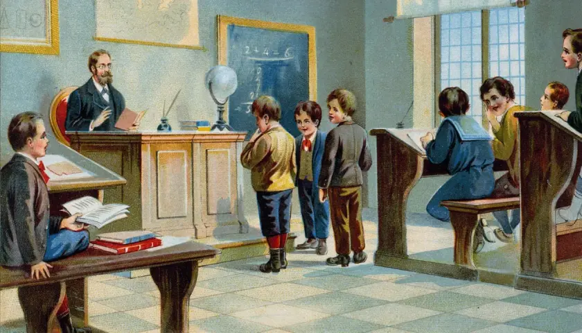 Lehrer unterrichtet Kinder in einem Klassenzimmer. Die Szene erinnert an eine Schule im Mittelalter, mit hölzernen Pulten und einer Tafel.
