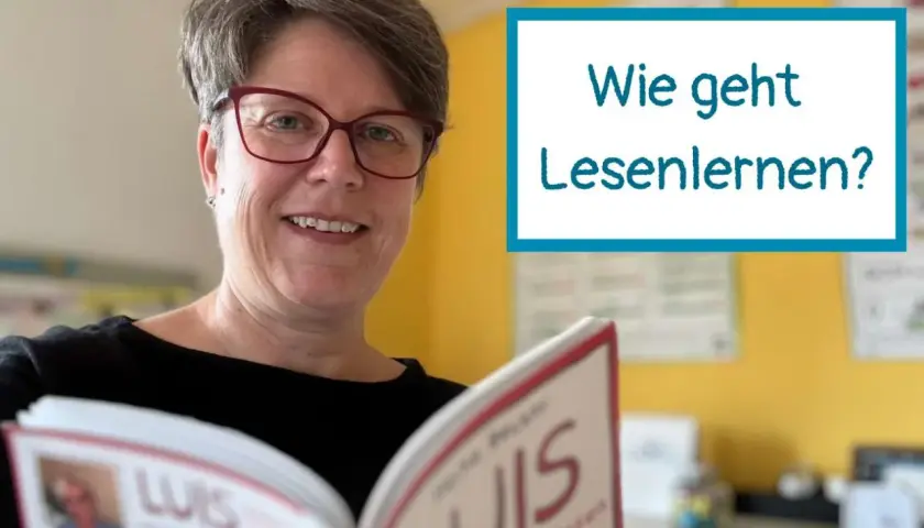 Frau mit Brille hält ein Buch und lächelt. Daneben steht die Frage: "Wie geht Lesen lernen?".