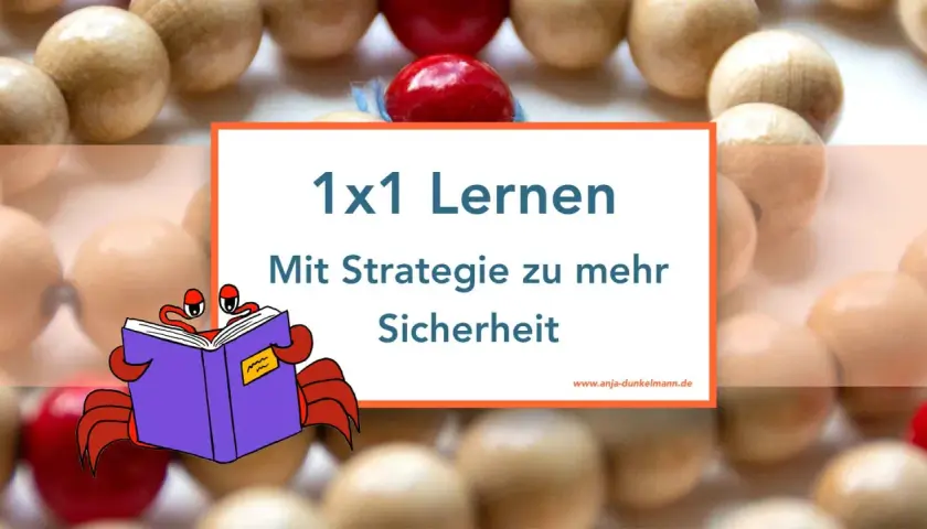 Ein kleiner Krebs übt mit einem Buch das 1x1. So wird das Einmaleins Training zum Erfolg.
