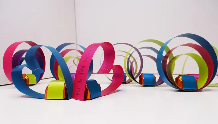 Buntes Bastelprojekt: Ein liebevolles Muttertagsgeschenk basteln mit Papierrollen und Schokolade.