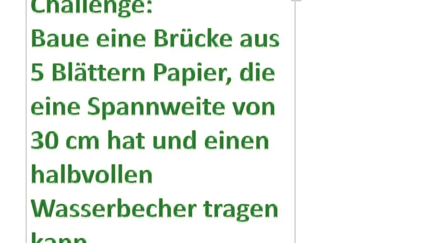 Eine Mathe-Aufgabe: Baue eine 30 cm lange Papierbrücke aus 5 Blättern, die einen halbvollen Wasserbecher trägt.