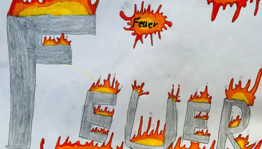 Zeichnung von Kindern zum Thema **Feuer** in der **Grundschule**. Die Buchstaben des Wortes "Feuer" sind grau und brennen lichterloh.