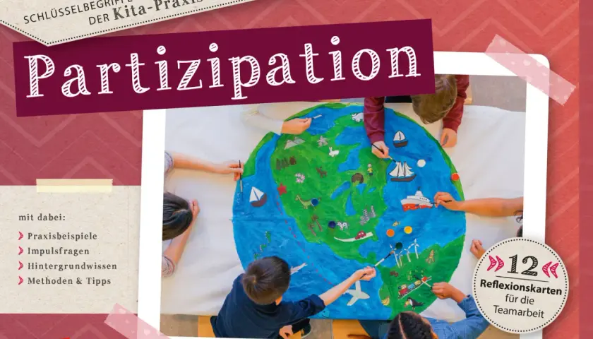 Kinder gestalten gemeinsam eine Weltkugel. Das Bild thematisiert Partizipation im Kindergarten und zeigt, wie Kinder aktiv lernen.