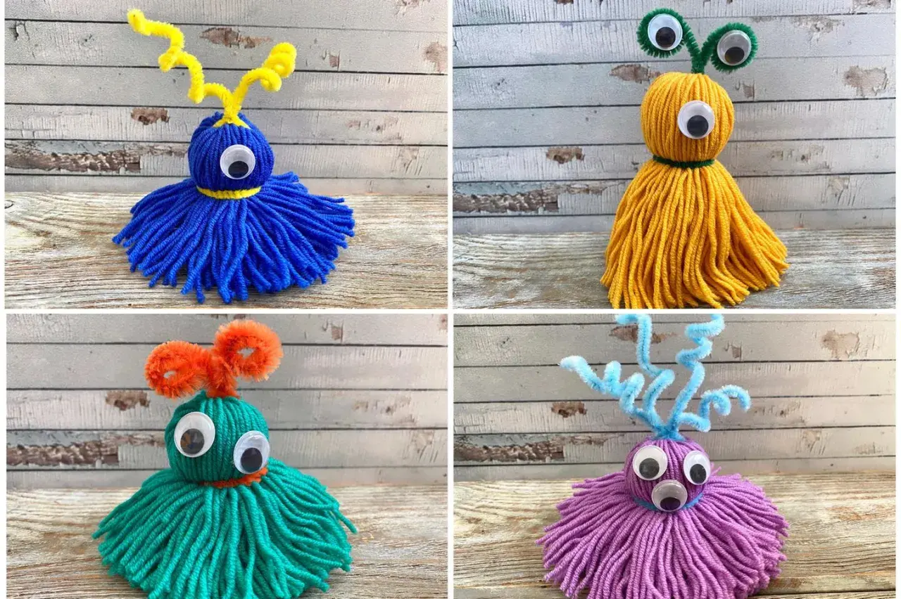 Vier bunte Wollmonster mit Kulleraugen und Pfeifenreiniger-Antennen. Perfekt zum Basteln mit Wolle für Kinder.