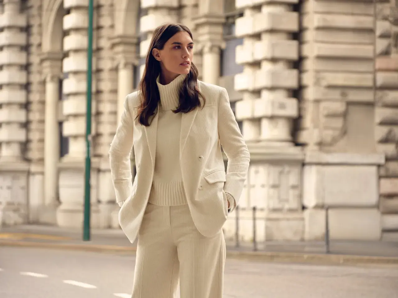 Elegantes cremefarbenes Cord-Outfit: Was zieht man zur Einschulung an als Gast? Ein schicker Hosenanzug mit Rollkragenpullover.