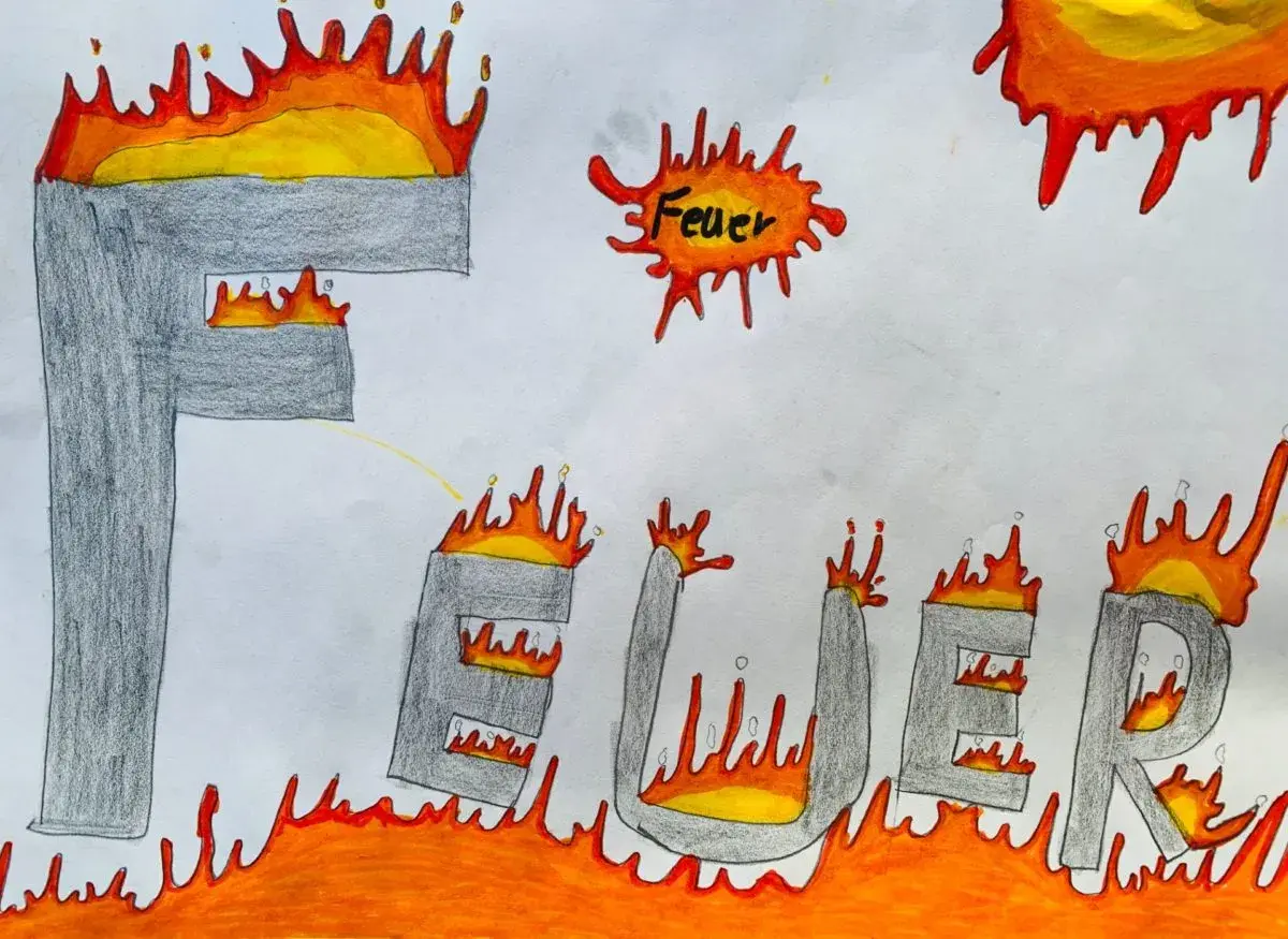 Zeichnung von Kindern zum Thema **Feuer** in der **Grundschule**. Die Buchstaben des Wortes "Feuer" sind grau und brennen lichterloh.