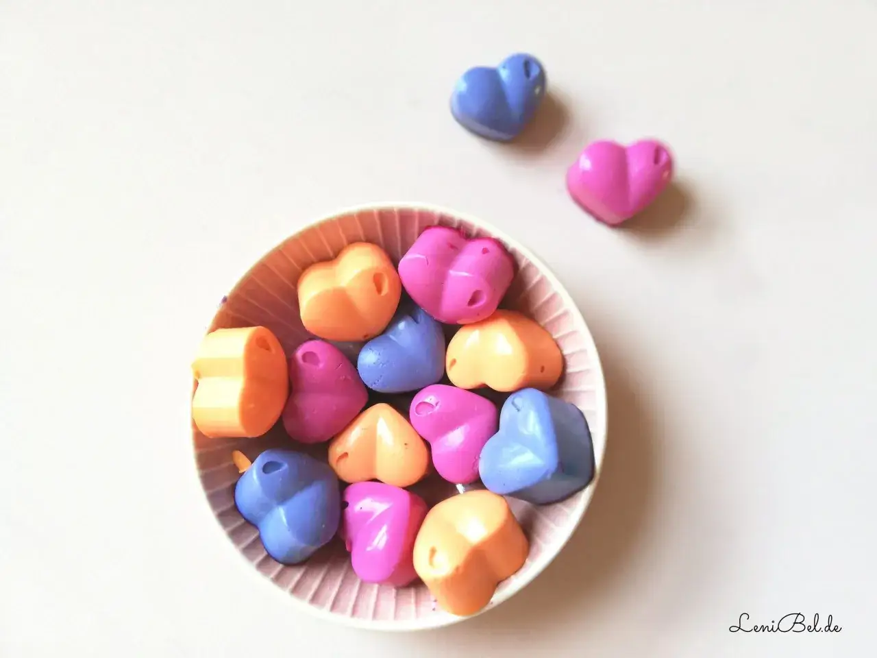 Bunte Herzseifen in einer Schale, perfekt zum seife selber machen kinder. Ein Spa&szlig; f&uuml;r kleine H&auml;nde!