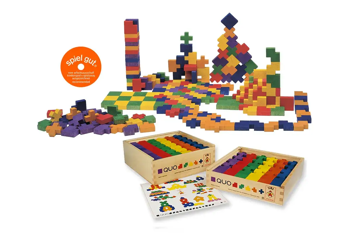 Bunte Holzbausteine, ideal für die Bauecke im Kindergarten, regen die Kreativität an. Hier entstehen Türme und Fantasiegebilde.