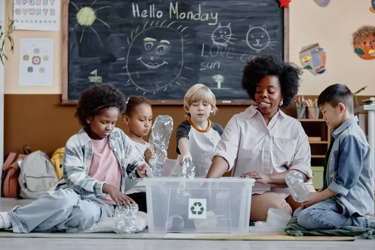 Kindergartenkinder lernen spielerisch Nachhaltigkeit, indem sie Plastikflaschen sammeln.