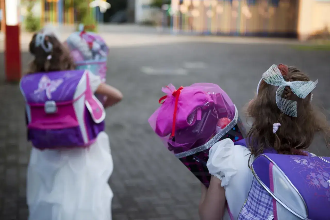 Zwei M&auml;dchen mit Schult&uuml;ten und lila Rucks&auml;cken, bereit f&uuml;r die Einschulung. Tolle fotos einschulung ideen!